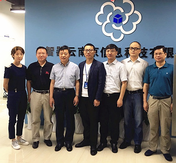 在听取了王海波总经理的介绍后,阿图什市的黄乃宏副市长对智器云